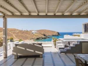 Merchia BeachSea Rock & Sky Private Mykonos Residence的一个带白色椅子的海景庭院