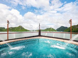 下龙湾Amanda Grand Lux Cruises Ha Long Bay的一座位于游轮上的游泳池,船底为群山