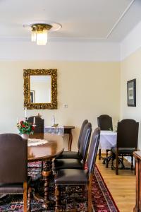 巴特格莱兴贝格Villa Thalhof的一间带桌椅和镜子的用餐室