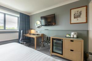 卡迪夫假日加的夫城市酒店的酒店客房设有一张床、一张书桌和一台电视机。