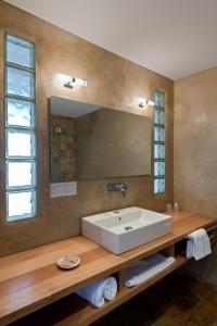 阿雅克修坎博德罗洛酒店的一间带水槽和镜子的浴室