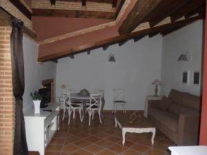 TierzoCasa Rural El Cuartel的客厅配有沙发和桌子