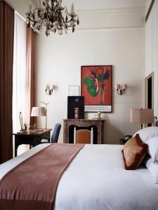 伦敦NoMad London的一间卧室配有一张大床和一个吊灯。