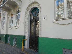 利沃夫Hostel Q ,15 хв до жд вокзалу的建筑物一侧的黑色门