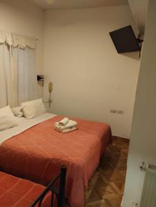 马德普拉塔阿尔蒂科酒店的一间设有两张床的客房,床上配有毛巾