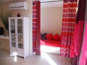 马达莱纳博尔戈普塔别墅旅馆的客房设有带红色枕头的沙发。