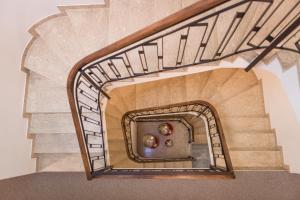 帕多瓦奥普拉托酒店的房屋内的螺旋楼梯,有木楼梯