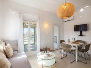 Merchia BeachSundance Suites Mykonos的客厅配有沙发和桌子