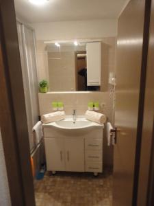 托特莫斯库菲卡内套间12的一间带水槽和镜子的浴室