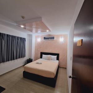 MéridaHOTEL MILLA SUITES MERIDA的一间卧室,卧室内配有一张大床