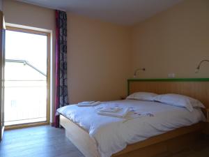 Dol pri Ljubljani维格弗赫拉姆酒店的一间卧室设有一张床和一个大窗户