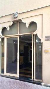 迪拜WeStay Capsule Hostel的玻璃门进入大楼的入口