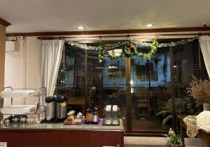 春蓬Ritzy House Hotel的商店前部,带圣诞装饰的窗户