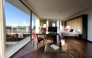 萨拉戈萨欧洲之星萨拉戈萨酒店的酒店客房设有一间卧室、一张床和一张书桌