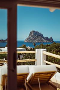 卡拉瓦德亚Petunia Ibiza, a Beaumier hotel的从度假村的阳台上可欣赏到海景