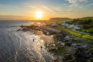 BlackwaterfootKinloch Hotel, Isle of Arran的日落时分海滩空中景致