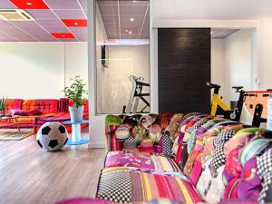 盖斯波尔塞姆斯特拉斯堡南-伊尔基希宜必思快捷酒店的带沙发和足球球的客厅