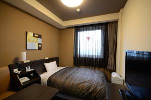 安中安中茹塔酒店的酒店客房设有床和窗户。