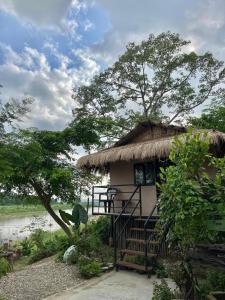 索拉哈Bamby Chilling House - Feel The Nature的茅草屋顶和门廊的小小屋