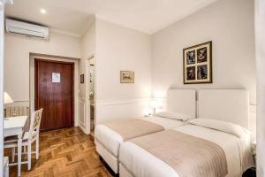 罗马B&B Hotel Roma Italia Viminale的一间卧室配有一张床、一张桌子和一张桌子