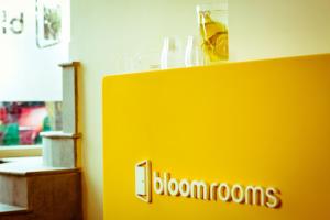 新德里Bloomrooms @ New Delhi Railway Station的黄色的墙,上面有“开花房”