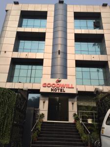 新德里FabHotel Goodwill GK 1的上面有善意酒店标志的建筑