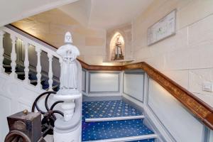 特鲁瓦Brit Hotel Comtes De Champagne - Troyes Centre Historique的房屋内的楼梯,有蓝色和白色的楼梯