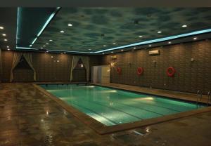 塞卡凯فندق الحنوة的一座带游泳池的大楼内的大型游泳池