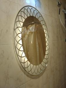 艾因苏赫纳بورتو ساوث بيتش Porto south的浴室墙上的圆镜子