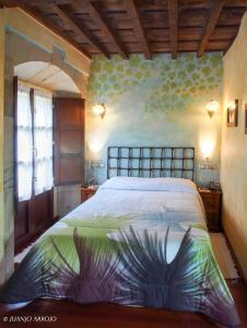 梅斯塔斯德康苏库瓦斯乡间酒店的一间卧室,卧室内配有一张大床