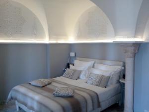 西迪·布·赛义德La Villa Bleue-Sidi Bou Said的卧室配有带枕头的大型白色床