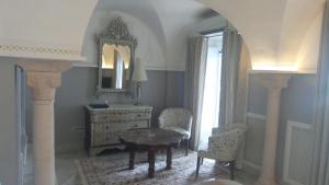 西迪·布·赛义德La Villa Bleue-Sidi Bou Said的配有桌椅和镜子的客房