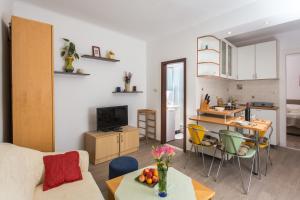 杜布罗夫尼克托基奇家庭公寓的客厅配有沙发和桌子