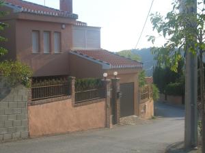塞内斯德拉韦加卡萨加利亚度假屋的车道前有围栏的房子