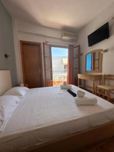 帕蒂迪里奥卡沃斯酒店的卧室配有带毛巾的大型白色床