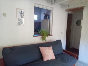 拉库布蕾Departamento La Cumbre的带沙发和窗户的客厅