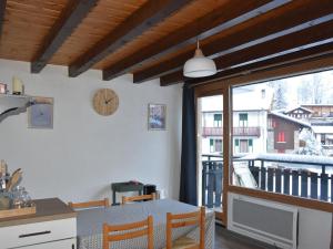 普拉洛尼昂拉瓦努瓦斯Appartement Pralognan-la-Vanoise, 2 pièces, 4 personnes - FR-1-464-86的一间带桌子的用餐室和一个阳台