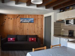 普拉洛尼昂拉瓦努瓦斯Appartement Pralognan-la-Vanoise, 2 pièces, 4 personnes - FR-1-464-86的客厅配有沙发和桌子