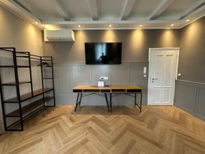 萨尔茨堡Book-A-Room Salzburg Apartment 33的一间设有桌子和墙上电视的房间