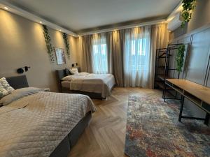 萨尔茨堡Book-A-Room Salzburg Apartment 33的一间卧室配有两张床、一张桌子和一张书桌