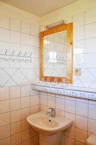 利普托斯基米库拉斯Chata 115 Tatralandia的一间带水槽和镜子的浴室