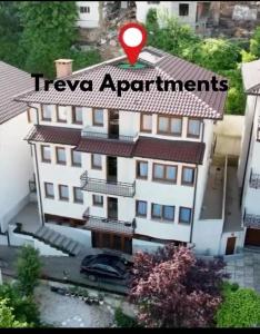 普里兹伦Treva Hotel的一座建筑,上面有红箭头