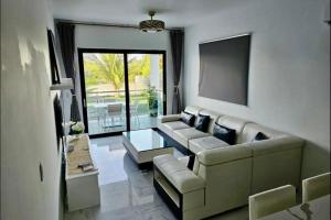 Long Bay HillsApartment Condominium Grace Bay Beach的带沙发和平面电视的客厅