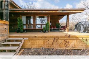 SiltonMy Lovely Lakeview Cottage Saskatchewan Beach 3 Bed - 2 Bath Cabin的小木屋设有门廊和野餐桌