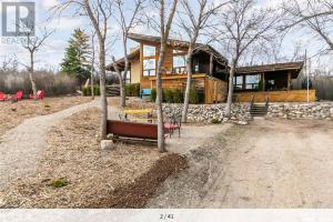 SiltonMy Lovely Lakeview Cottage Saskatchewan Beach 3 Bed - 2 Bath Cabin的小木屋前面设有长凳