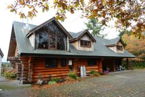 RaetihiRuapehu Log Lodge的小木屋,带金属屋顶