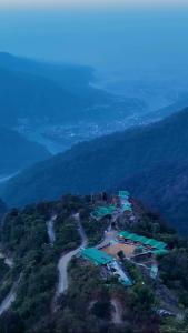 瑞诗凯诗Mountain Whisper, Most Unique Location in Rishikesh的享有高山空中美景,设有帐篷和道路