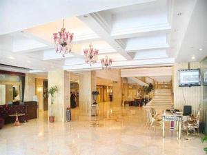 青岛Qingdao Danube International Hotel的大楼内带吊灯的大型大堂