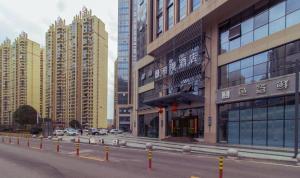 贵阳Zmax Hotel·Guiyang Jinyang Exhibition City的一座有高楼和有车的街道的城市