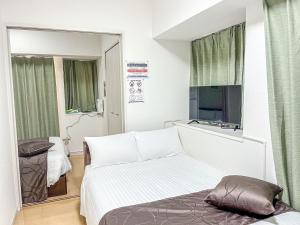 鹿儿岛Smart Vacation Canaan A スマートバケーション　カナン A的酒店客房,配有床和电视